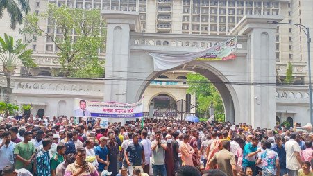 Protesters demanding swearing-in of Ishraque as Dhaka South mayor gather at Nagar Bhaban for day 3