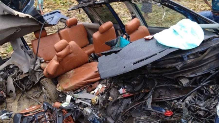 4 killed in Dinajpur truck-microbus collision