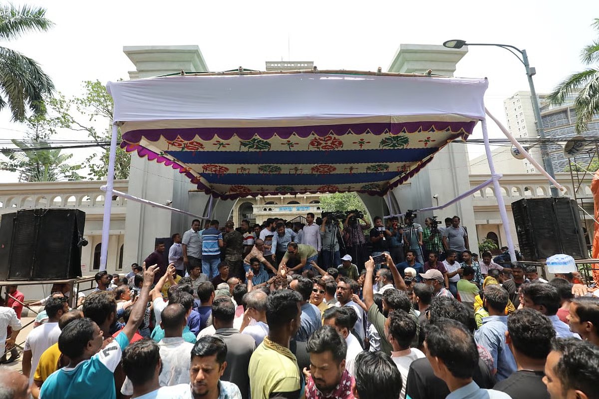 Ishraque’s supporters construct stage for demo at Nagar Bhaban, vehicular movement stopped
