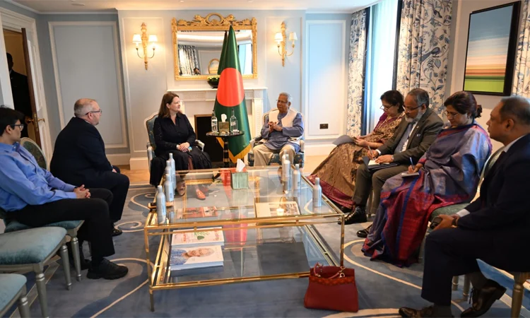 UK team briefs CA on survey vessel HMS Enterprise