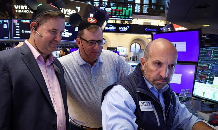 Stocks consolidate after bumper week buoyed by resilient US economy